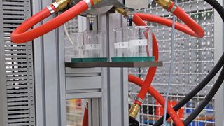 Der Prüfstand besitzt insgesamt vier hydraulisch betriebene Prüfachsen, die jeweils zwei Prüfkammern mit definierten Dichtungskombinationen testen. (Hänchen)