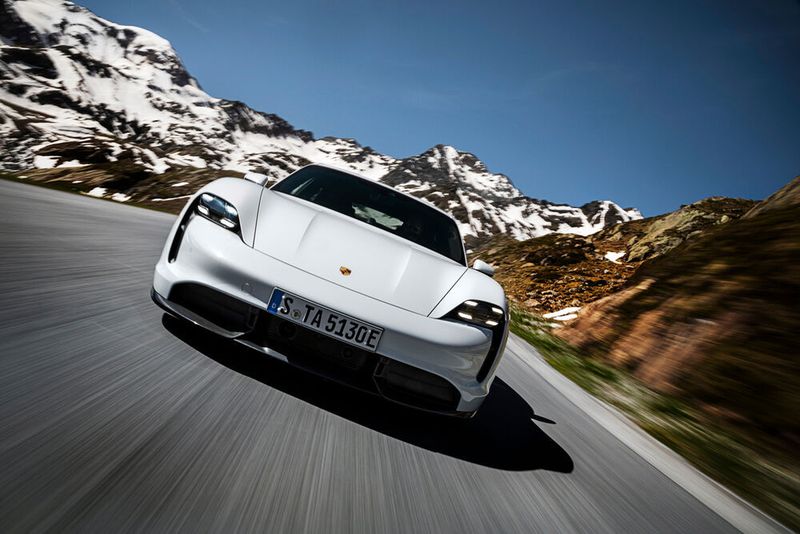 Der Porsche Taycan überzeugt nicht nur  im Crashtest. (Porsche)