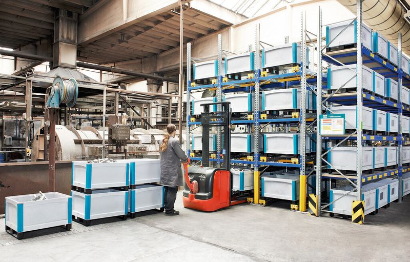 Mit dem Paletten-Durchlaufregal kann die Schubert & Salzer Feinguss Lobenstein GmbH eine gleichmässige Lagerhaltung des wieder einzuschmelzenden Materials sicherstellen. (Bild: Bito)