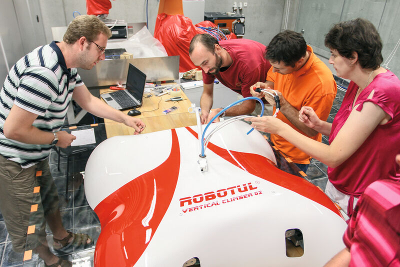 Ein Team der technischen Universität von Liberec in Tschechien hat den Senkrecht-Kletterer Robotul entwickelt. Der Roboter könnte beispielsweise für Servicearbeiten an gläsernen Gebäudefassaden eingesetzt werden. (Robotul/Tiskovka)