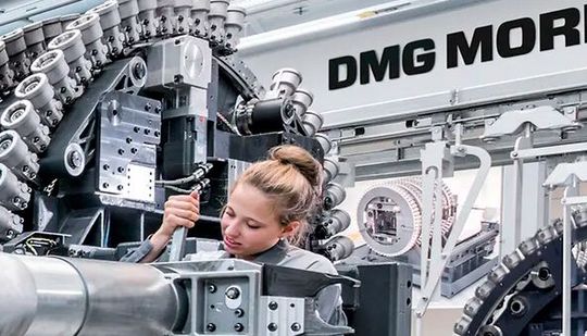 DMG Mori kann sich über größere Geschäftserfolge freuen, als sie für 2021 zunächst prognostiziert wurden. Auftragszuwächse und damit Umsatzanstiege lassen auf ein gutes 2022 hoffen, wenn keine „höhere Gewalt“ zuschlägt.(Bild:  DMG Mori)