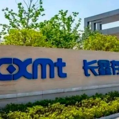 CXMT ist ein ostchinesischer Chiphersteller, der genau zur richtigen Zeit den Börsengang gewagt hat. Auf Anhieb wurde das Unternehmen zu einem der reichsten in China. Ein weiterer Konkurrent für die US-Chip-Branche gibt demnach bald Vollgas beim Rennen um KI-Modelle ... (Bild: CXMT)