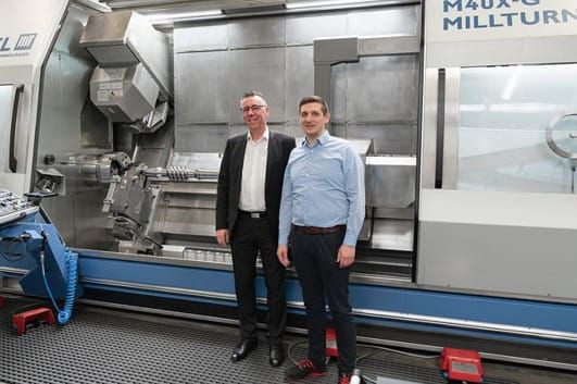 (V.l.n.r.: Michael Müller, Regional Sales Manager bei WFL, und Marko Kost, Teamleiter Technical Support bei Auma, vor der M40X-G Millturn. Bild: WFL)