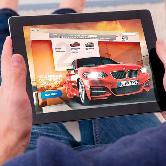 Vor allem junge, onlineaffine Zielgruppen wollen künftig auch Autos komplett vom Sofa aus kaufen.(Foto:  BMW)