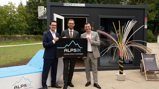 V.l. Alexander Windbichler, CEO der Anexia Holding, Sebastian Schuschnig, Wirtschaftslandesrat und Ivo Ivanov, CEO DE-CIX.(Bild:  Caroline Knauder)