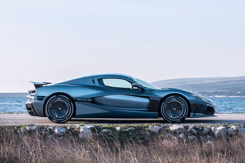 Die Linienführung ist nicht so extrem, wie bei manchem Supersportler. Sie erinnert ein wenig an das Design von Ferrari. (Bild: Hasselblad/Rimac)