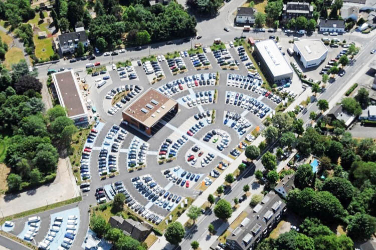 Die Moll-Gruppe baut ihren Gebrauchtwagen-Standort am Düsseldorfer Flughafen aus. Auf 25.000 m² Ausstellungsfläche werden dort künftig rund 650 junge Gebrauchte der Marken VW, Audi und Skoda angeboten. (Foto: Moll)