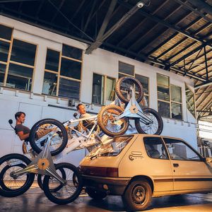 Als Laien haben die Brüder das Fahrzeug komplett selbst zusammengeschweißt. Der Schweißgerätehersteller EWM unterstützte sie dabei mit einem Tetrix-Schweißgerät und einer zweitägigen Schulung zum fachmännischen Aluminiumschweißen.