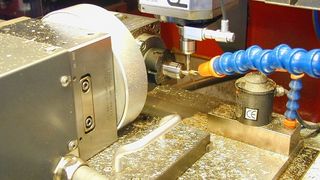 Kompakte Bauformen und kleine bewegte Massen erlauben eine hohe Dynamik. Diese wiederum ist eine Voraussetzung für erfolgreiche Mikrozerspanung. Bild: Primacon (Archiv: Vogel Business Media)