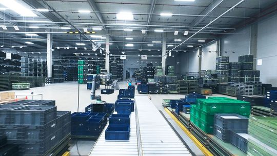 „Kalle“ heißt die neue Pick-and-Place-Lösung von Leadec im Leergutmanagement-Prozess eines Automobilherstellers. Der Cobot erkennt Kleinladungsträger automatisch, greift und stapelt sie.(Bild:  Leadec)