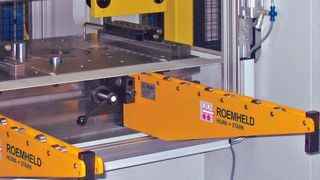 Eingehängte, verschiebbare Tragkonsolen. (ROEMHELD)