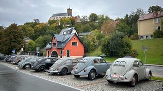 Ein Bild wie aus einer anderen Zeit: Käfer & Co. am Parkplatz des Bahnhofs Scharfenstein. Fahrer und Beifahrer gönnten sich eine Stärkung im Restaurant Lumipöllö Lounge. (Bild: Peter Diehl)