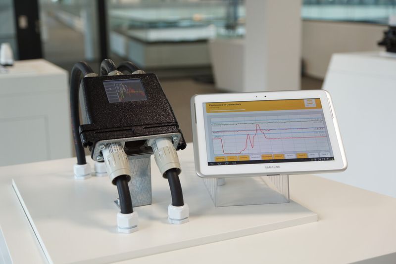 Alle Informationen zu verbauten Komponenten sind in einer Datenbank gespeichert. Über die Identifikation mit einem RFID-Tag sind sie mit einem Tablet-PC jederzeit abrufbar. (Bild: Harting)