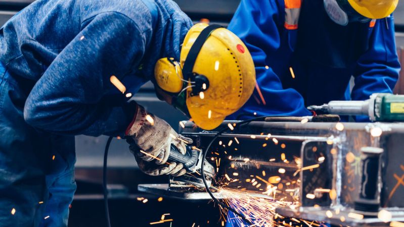 Aktuell sind 12.000 Stellen in der Elektro- und Digitalindustrie als offen gemeldet. (Bild:  Photocreo Bednarek - stock.adobe.com)