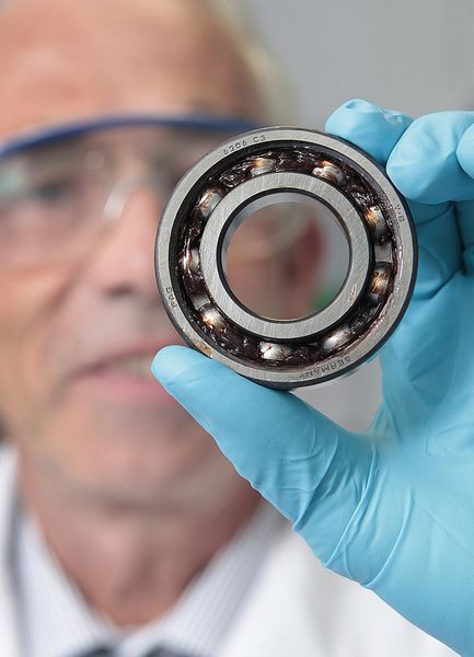 Eine der beteiligten Firmen ist Schaeffler. Der Automobilzulieferer prüft in dem Projekt, wie man mit neuartigen Ölen die Schäden verhindern und so die Lebensdauer von Lagerungen verbessern kann. (Bild: Bosch)
