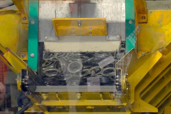 Das zu beschichtende Material wird über Trichter vorsichtig zugeführt.