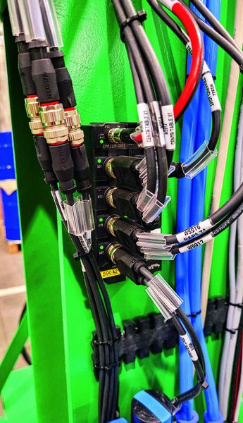 Ethercat P-Box-Module verbinden die dezentralen I/Os für Achsen, Greifer und Sensoren über nur ein Kabel für Kommunikation und Power (rot/schwarz) mit der Steuerung im Schaltschrank.	 (Bild: Safandarley)