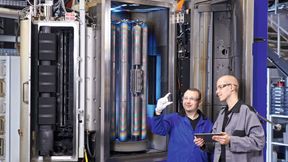 Dank industrienaher Fertigung am Fraunhofer IWS gelangen ta-C-Schichten schnell von der Forschung in die Praxis. Laser-Arc-Anlagen können diese Beschichtungen herstellen, die besonders unter hohen mechanischen oder tribologischen Belastungen ideale Eigenschaften liefern. Das soll Reibverluste reduzieren und Bauteile in anspruchsvollen tribologischen Systemen sicher vor Verschleiss schützen. (Bild: Jürgen Jeibmann/Fraunhofer IWS)