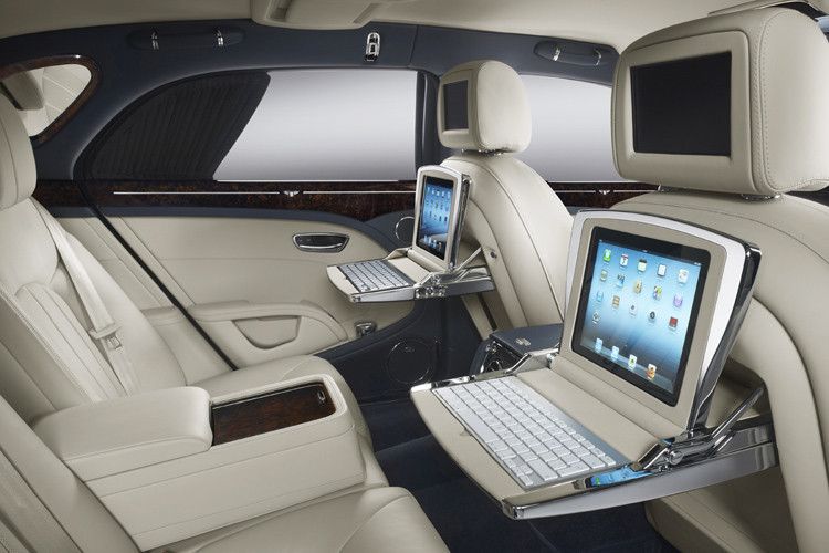 Neues Kommunikations- und Entertainmentsystem: Die Fond-Passagiere können nun mit iPads und einer integrierten Tastatur währen der Fahrt arbeiten. Für die Internetverbindung sorgt, wie bei der bürgerlichen Schwester Audi, ein Wifi-Hotspot. (Foto: Bentley)