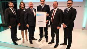 Bayerns Ministerpräsident Markus Söder und Wirtschaftsminister Hubert Aiwanger überreichen die Förderurkunde für das neue Fraunhofer-Institut (v.l.): Prof. Thomas Hofmann, Dr. Sabine Sickinger, Prof. Reimund Neugebauer, Markus Söder, Hubert Aiwanger und Prof. Mario Trapp.
