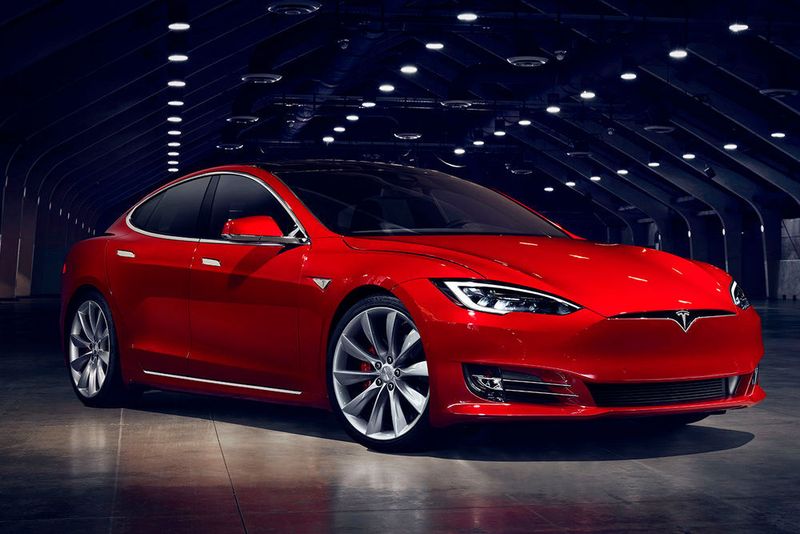 Zudem ziert das Facelift eine neue Front mit kleinerem Kühlergrill und LED-Leuchten im Stil des Model X. (Foto: Tesla)