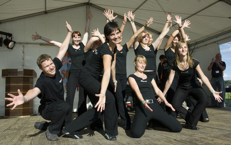 Komsa-Mitarbeiter mal anders: Tanzeinlage auf der Sommerfestbühne. (Archiv: Vogel Business Media)