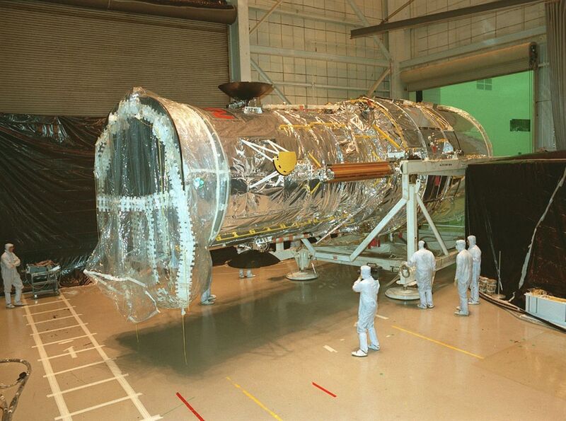 Le télescope en cours de transport au sein des locaux de Lockheed peu avant son transfert au centre spatial Kennedy. (Image: Nasa)