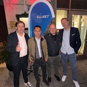 (v. l.) Wolfgang Bauer (Allnet), Andrewliu Hu mit Patrick-Douglas Bossack (Sangfor) und Tjorben Teunissen (Allnet) (Bild: Vogel IT-Medien GmbH)