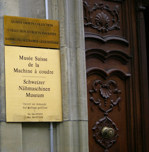 Le Musée Suisse de la machine à coudre, comportant aussi une collection d'objets insolites, se trouve au centre de Fribourg. (Image: JR Gonthier)