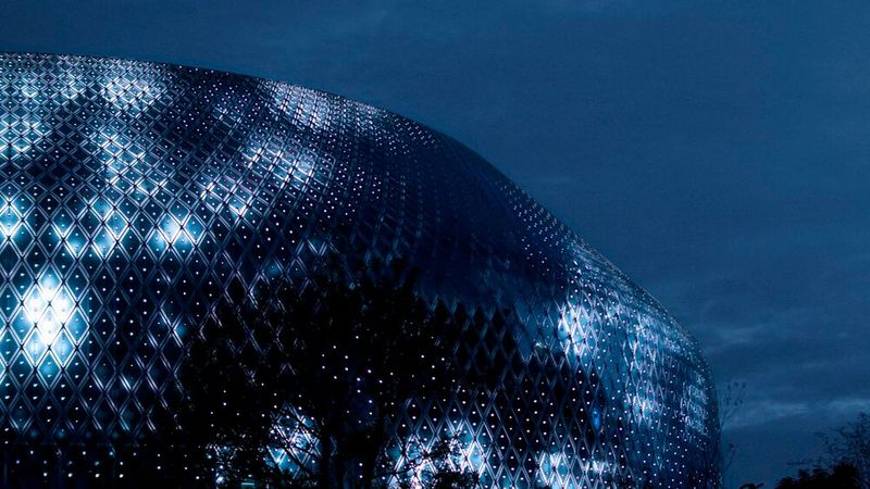 Die Fassade besteht aus einer neuen Generation organischer Photovoltaik und einem Gitter aus LED-Lichtern. (Bild: iart)