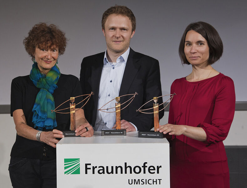 Die Preisträger des UMSICHT-Wissenschaftspreises (v.l.): Cornelia Borrmann, Dr. Lars Heepe und Anja Krieger. (Bild: Fraunhofer UMSICHT/Ilka Drnovsek)