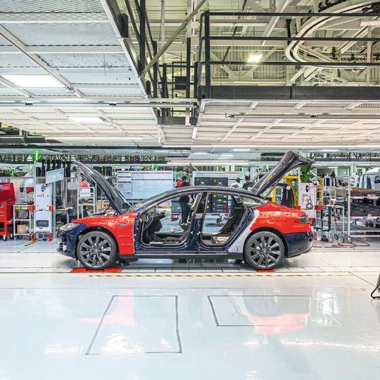 Tesla muss die Tore zum Werk in Fremont nun vorerst doch schließen.(Bild:  Tesla)