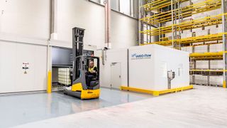 En el centro del gran almacén farmacéutico de DHL en Florstadt se ha integrado ahora un tren de muestra de Denios con cabina de sala limpia y contenedor de almacenamiento (REI 120) para sustancias inflamables. (Imagen:Denios SE)