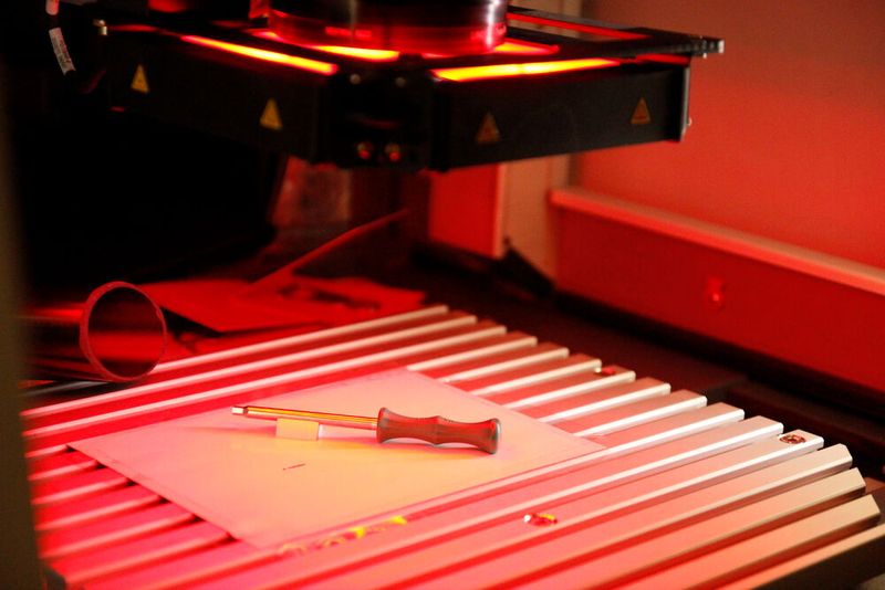 ... durch ein Kamerasystem wird das Bauteil korrekt erkannt und die Markierung erfolgt durch eine automatische Korrigierung an der vorgesehenen Stelle. (Bild: Breunig – VCG)