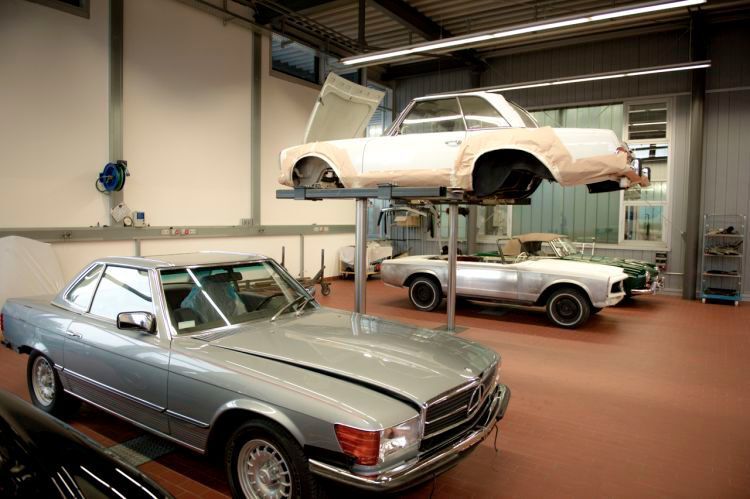 In erster Linie restauriert Heusel Classic Fahrzeuge der Marke Mercedes-Benz, wobei der Fokus auf Modellen der Nachkriegszeit liegt. Kleinere Restaurationsarbeiten an Fahrzeugen anderer Hersteller werden ebenfalls durchgeführt. (Heusel Classic)
