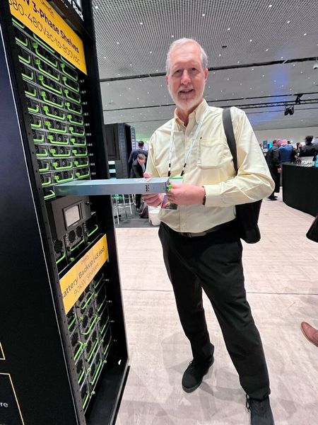 Das 800-Volt-Sidecar, das hier als Prototyp zu sehen ist, passe zur „Diablo“-Spezifikation der OCP Foundation, so Johnson. Der Verkauf soll ab September 2027 starten. Einer der Sweetspots: Die Module erlauben eine Umschaltzeit auf Datacenter-Generatoren von 30 Sekunden.  (Bild: uo/ Vogel IT-Medien GmbH)