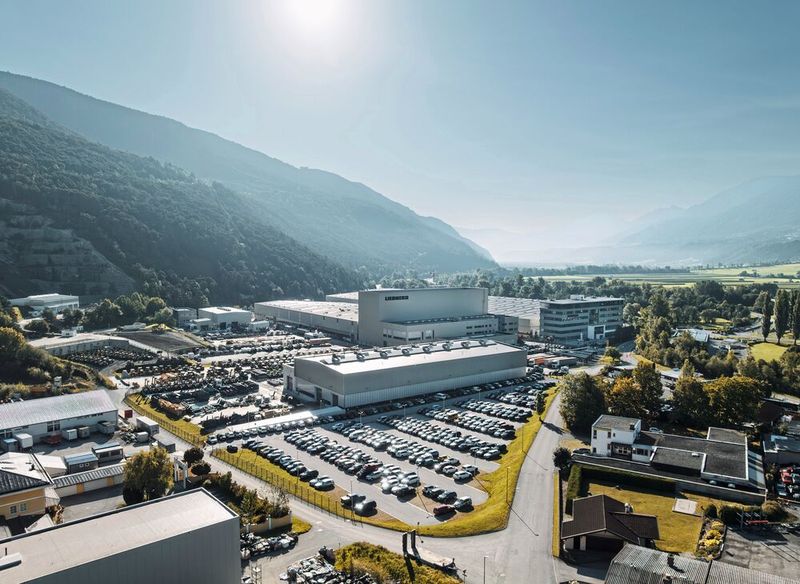 Das Liebherr Werk in Telfs (Tirol) möchte seine Produktion auf 3.000 Geräte pro Jahr steigern – auch durch die Modernisierung von Montagelinien und Stahlbauanlagen.  (Bild: Liebherr)