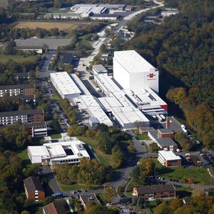 Vom europäischen Kanban-Logistikzentrum der Würth Industrie Service in Bad Mergentheim wird die Produktionsdirektversorgung für Sonder- und Serienfertiger mit Kleinteilen über barcodegestützte Behältersysteme gesteuert. Bild: Würth