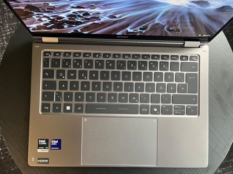 Das MSI Prestige Flip 14 AI + verfügt über eine hochwertige Tastatur mit angenehmem Tastenanschlag sowie über ein großes „Action Touchpad“ mit konfigurierbaren Zusatzfunktionen. (Bild: Vogel IT-Medien)