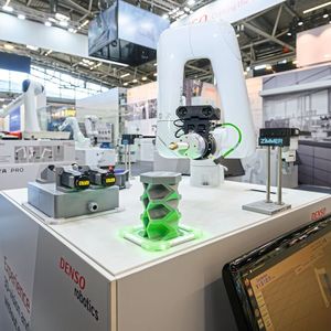High-Speed-Automation: Der Scara-Roboter HSR-055 von Denso Robotics demonstriert in Hannover eine hochdynamische Pick-and-Place-Anwendung für extrem kurze Zykluszeiten.(Bild:  Denso Robotics)