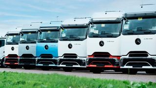 Amazon setzt seinen Kurs in Richtung Klimaneutralität fort, indem das US-Unternehmen seinen Fuhrpark an Elektro-Lkw stetig vergrößert. Zu den bestehenden E-Fahrzeugen kommen in diesem Jahr nun noch 200 Elektro-Lkw von Daimler Truck, wie jetzt bekannt wurde. (Bild: Daimler Truck / A. Henn)