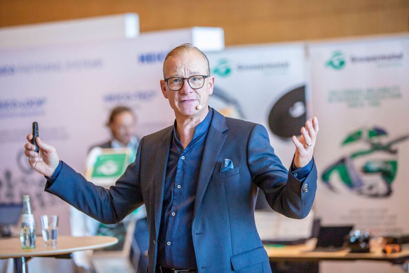 Sehr praxisnah erläuterte Prof. Dr. Thomas Klindt von Noerr Partnergesellschaft, welche Gefahren bei der Industrie-Haftung drohen können und mich welchen Maßnahmen rechtliche Folgen umgangen werden können. (Bild: Amelie Jehmlich/ART n Photo)