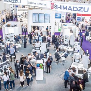 Abb.1: Ausstellungsimpression aus dem Jahr 2018, der letzten Analytica vor der Corona-Pandemie(Bild:   Messe München GmbH)