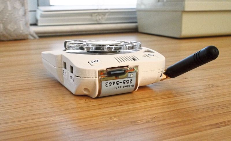 Das gebogene ePaper auf der Rückseite war eine spätere Entwicklung. Der Bildschirm besteht aus zwei Teilen: dem Teil, der zur Oberseite des Telefons zeigt, und dem Teil, der sich ganz auf der Rückseite befindet. Auf diese Weise lassen sich relevante Nachrichten auf dem oberen Teil im 