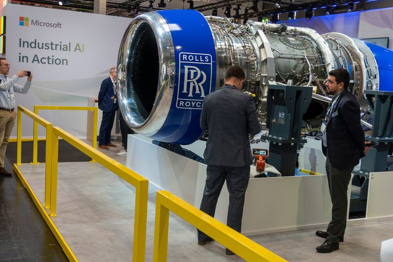 Am Microsoft-Stand stand unweigerlich das Pearl-700-Flugzeugtriebwerk von Rolls-Royce im Mittelpunkt, das die Innovationskraft des Unternehmens im Bereich Luft- und Raumfahrt verkörpern soll. In Zusammenarbeit mit Siemens und Microsoft zeigte Rolls-Royce, wie KI- und Cloud-Technologien die Produktion optimieren, die Effizienz der Triebwerke steigern und Wartungsbedarfe proaktiv vorhersagen kann. (Bild: Vogel Communications Group)