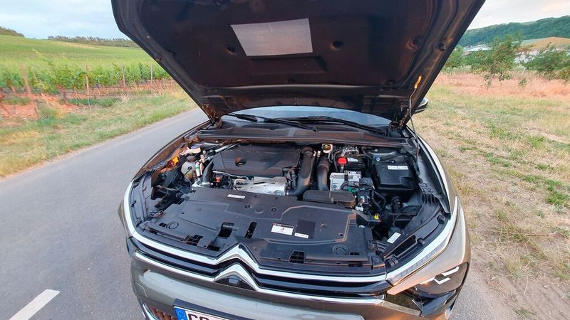 6. Der Antrieb: Wie bereits gesagt, basiert der C5 X auf der EMP-2-Plattform. Für diese gibt es Verbrennungsmotoren nur bis zu einer Leistungsklasse von 96 kW/130 PS. Wer mehr Leistung will, muss Plug-in-Hybrid fahren. Ob das zumindest in Deutschland, wo diese Antriebsart nicht mehr gefördert wird, die richtige Strategie ist, darf bezweifelt werden. Vor allem als Langstreckenauto ist der C5 X damit nicht gut aufgestellt.  (Bild: Mauritz – VCG)