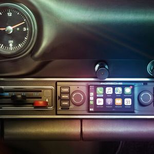 Für klassische 911er F- und G-Modelle ist das PCCM im DIN-Schachtformat gedacht. Der Nutzer bedient es unter anderem über ein berührempfindliches 3,5-Zoll-Display.(Bild:  Porsche)