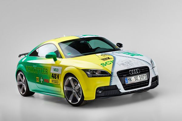 Das Konzeptfahrzeug „Schaeffler System 48 V“ auf Basis eines Audi TT: Der Antrieb basiert auf einer elektrifizierten Hinterachse, die den auf die Vorderachse wirkenden Verbrennungsmotor ergänzt. Zusätzlich kommt ein mit dem Verbrennungsmotor verbundener Riemen-Startergenerator zum Einsatz, der ebenfalls mit einer Spannung von 48 Volt arbeitet (Bild: Schaeffler)