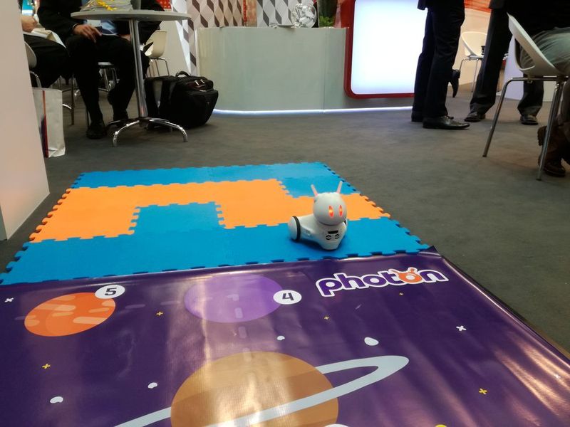 Photon Entertainment zeigt den süßen Roboter Photon, der Kindern spielerisch das Programmieren beibringen soll.  (K.Juschkat/konstruktionspraxis)