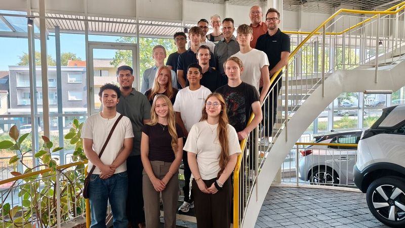 Die Iserlohner Autohausgruppe Gebrüder Nolte ermöglicht in diesem Jahr 12 jungen Menschen den Ausbildungsstart in ihren Betrieben. Begrüßt wurden die neuen Auszubildenden durch Unternehmerin Petra Pientka, dem Azubi-Paten Dennis Canto und weiteren Führungskräften, bevor es zu den ersten Einsatzorten in einem der acht Autohäuser von Gebrüder Nolte ging. Die sieben Kfz-Mechatroniker und Kfz-Mechatronikerinnen lernen in den Betrieben Iserlohn, Hemer, Schwerte, Westhofen, Hagen und Gevelsberg. Die fünf Automobilkaufleute lernen die Abteilungen Teilelager, Serviceassistenz, Verkauf, Disposition und Buchhaltung kennen. Ein junger Mann steigt direkt in das zweite Lehrjahr der Kfz-Mechatroniker ein, nachdem er den Ausbildungsberuf in den letzten Monaten im Rahmen eines Einstiegsqualifizierungsjahres kennengelertn hatte. Insgesamt bildet Gebrüder Nolte aktuell 35 Azubis aus. (Bild: Gebrüder Nolte)